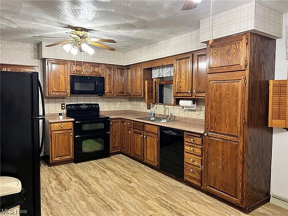 2nd image of 16594 Valley Dr