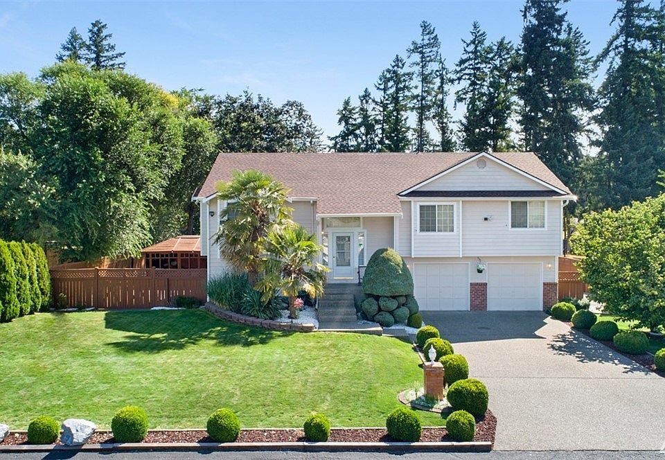 Beautiful landscaping - GREAT curb appeal!