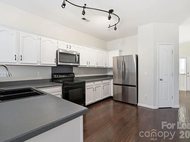 10781 Essex Hall Dr — Photo 6