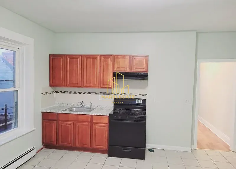 3 bed, 1050 sqft, $2,150 — Photo 1