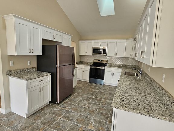 5th image of 42405 Stanford Way