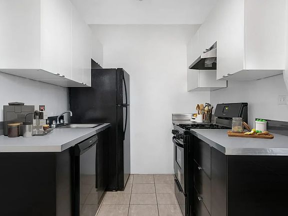 2nd image of 2760 N Pine Grove Ave #1008