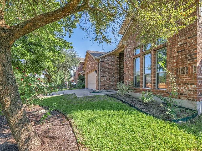 18501 Blue Pond Dr — Photo 3