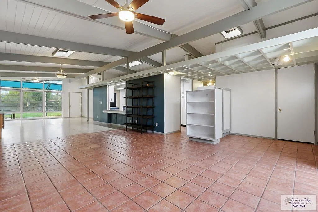3 bed, 3.0 bath, 2250 sqft, $2,195 — Photo 4