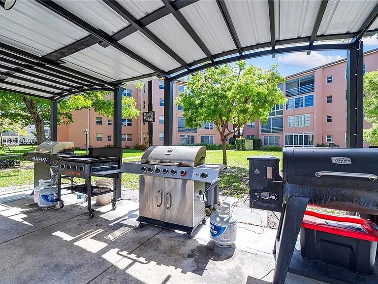2861 Somerset Dr #301 — Photo 33