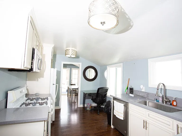 915 E Balboa Blvd — Photo 18