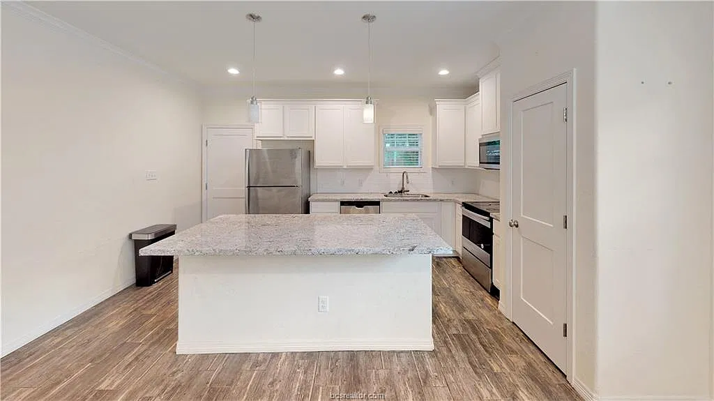 5 bed, 5.5 bath, 2188 sqft, $4,200 — Photo 4