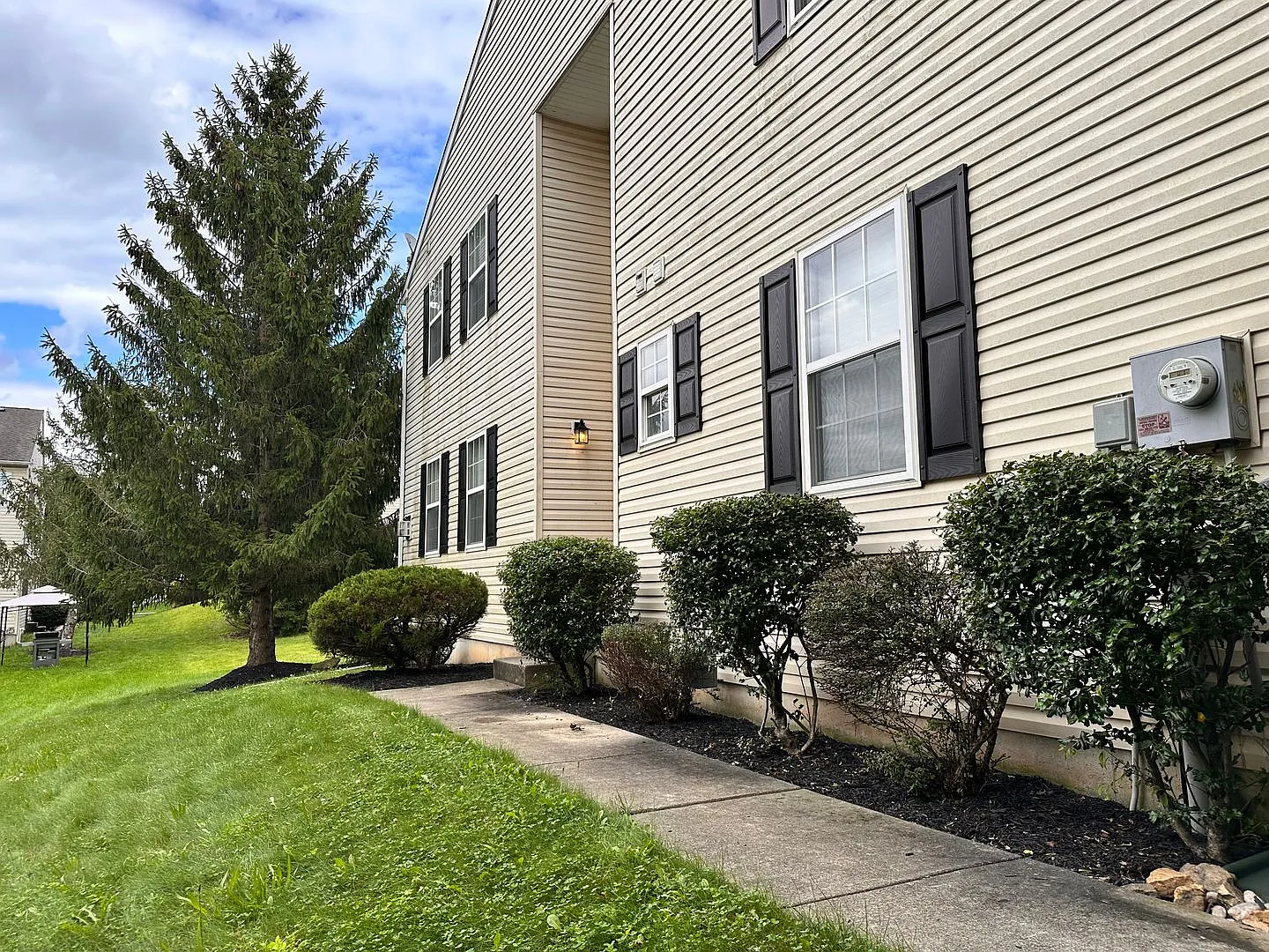 Macungie-Hills at Lockridge 3 Bedroom, 2.5 Bath — Photo 4
