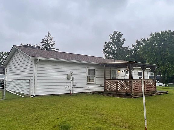 3rd image of 815 S Cypress Ct
