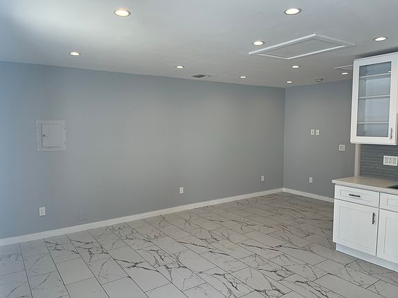 3rd image of 1201 N Niagara St #101