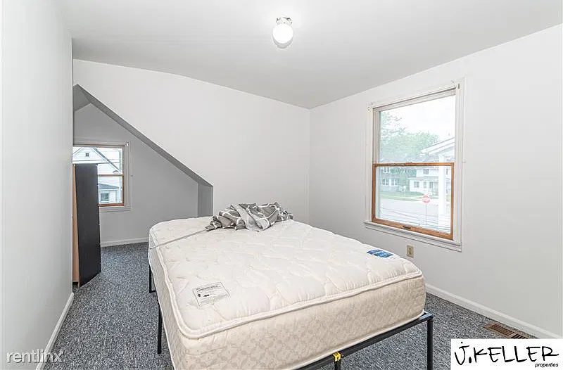 909 Woodlawn Avenue - 1 — Photo 2