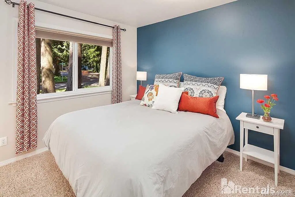3 bed, 1050 sqft, $3,500 — Photo 2