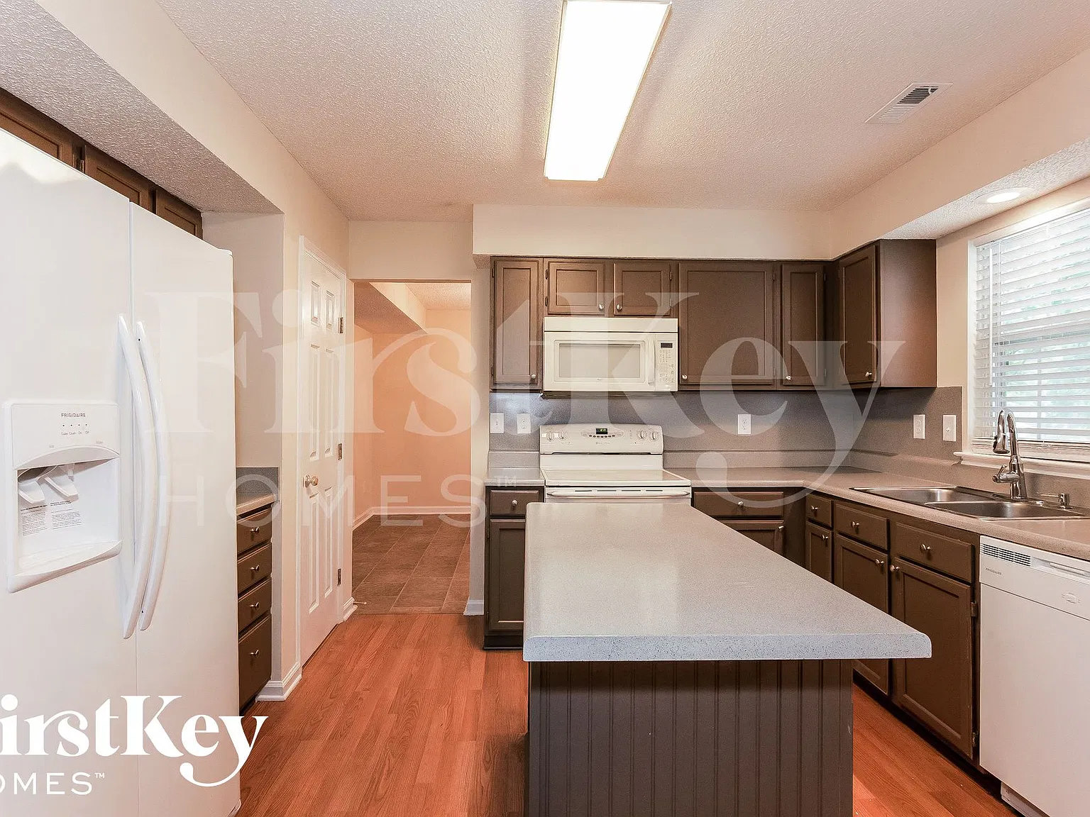 3 bed, 2.5 bath, 1866 sqft, $2,365 — Photo 4