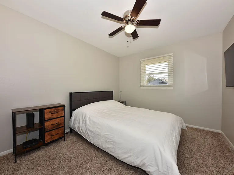 1538 W Liebau Rd — Photo 35