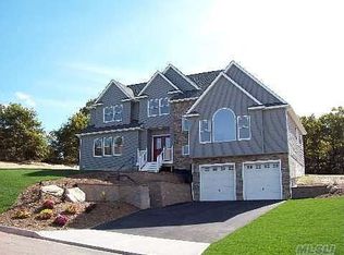32 Hickory Ave, Farmingville, NY 11738