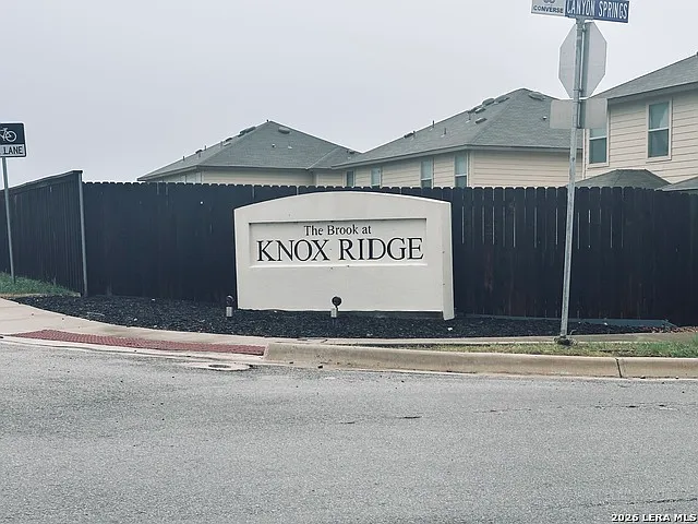 3 bed, 2.0 bath, 2702 sqft, $1,450 — Photo 2