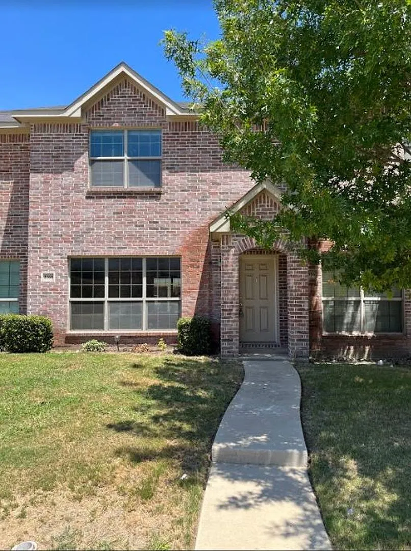 Wonderful 4 bed 2.5 bath townhome in Grand Prairie! — Photo 1