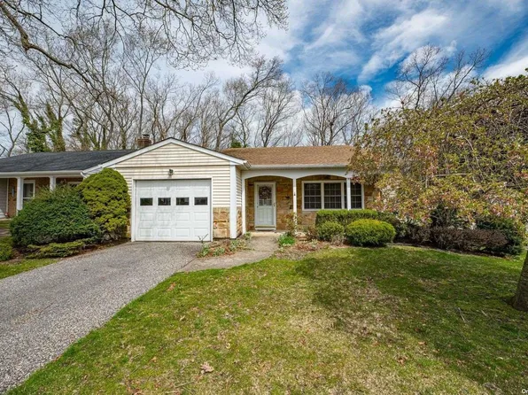 200 Canterbury Drive #200, Ridge, NY 11961