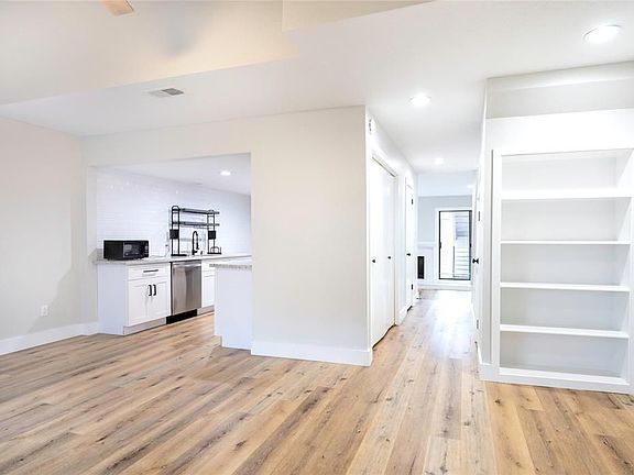 3rd image of 1063 Country Place Dr