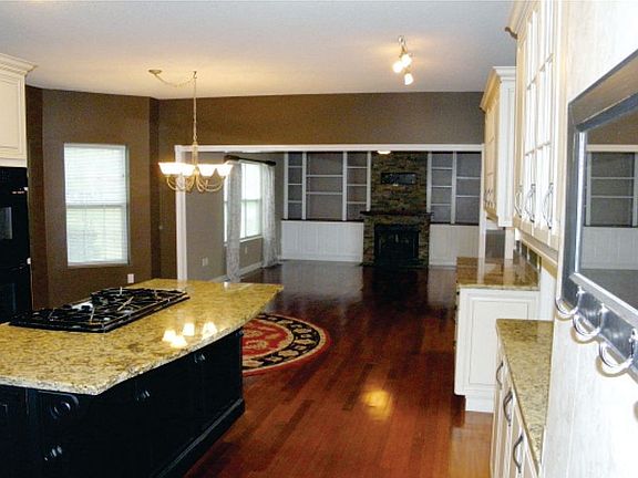 5th image of 202 La Rose Ct