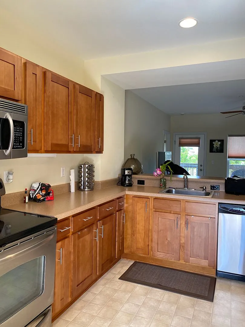 Breakers 1 Bedroom, Furnished — Photo 1