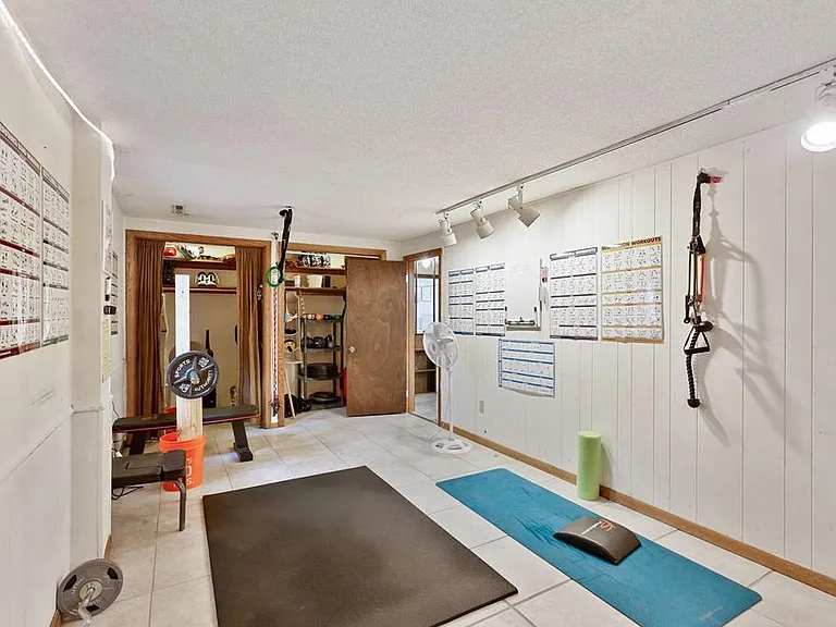 251 Stanley St E — Photo 8