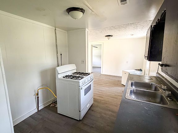 4th image of 2730 W Chestnut Street