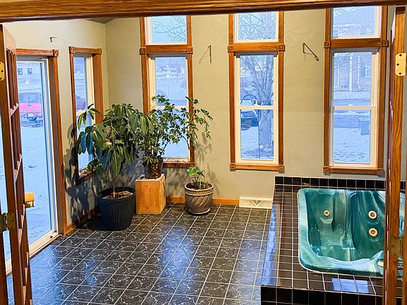 3rd image of 702 Carol Ln