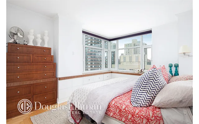 Rented by Douglas Elliman | media 19