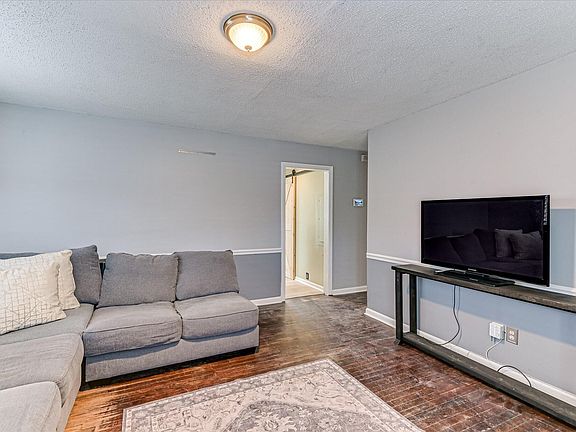 3rd image of 2143 Reedale Avenue