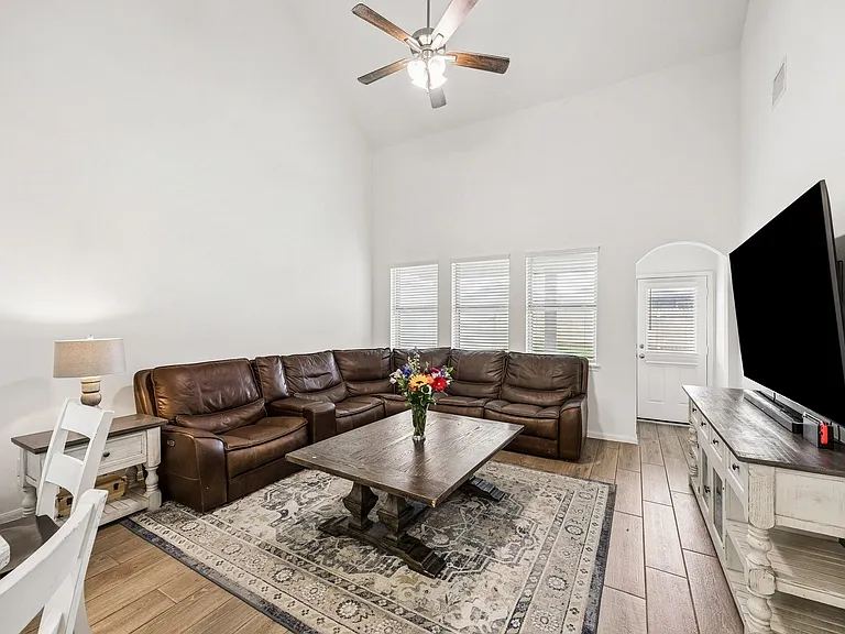 1189 Bluebonnet Trl — Photo 3