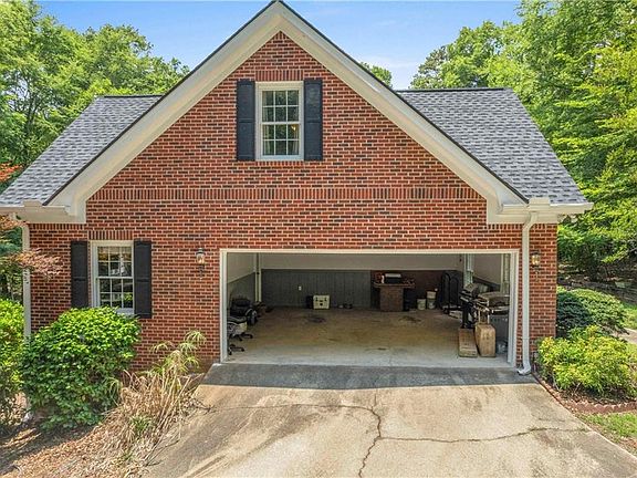 3rd image of 165 River Cove Rdg