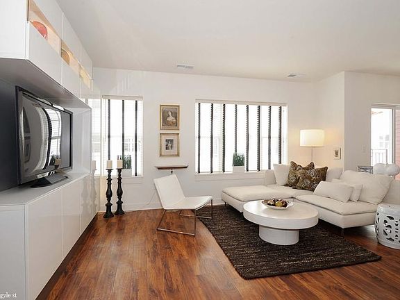 2nd image of 1805 W Argyle St #1321