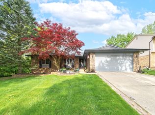 34505 Bunker Hill Dr, Farmington Hills, MI