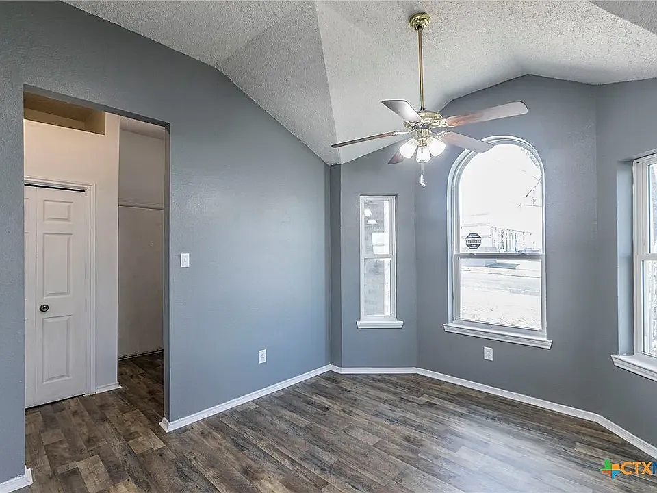 3 bed, 1249 sqft, $2,095 — Photo 4