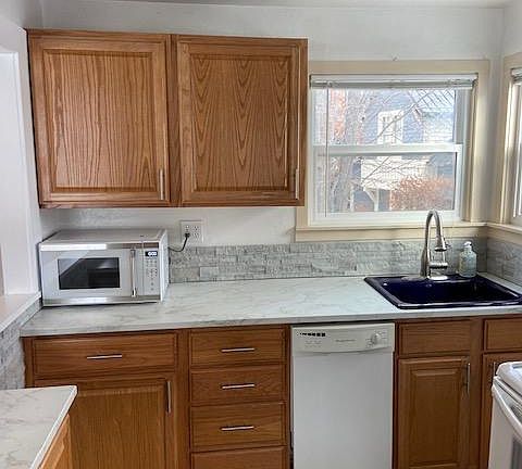 3rd image of 635 W Lakeshore Pl