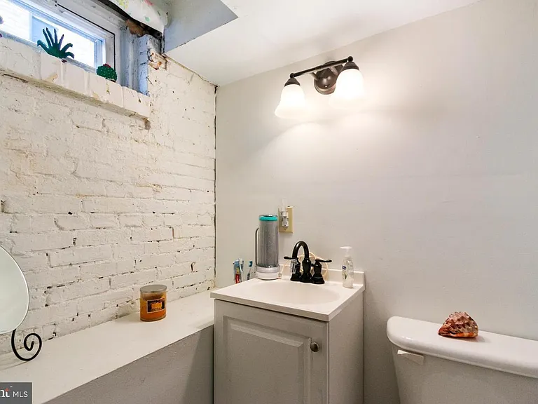 107 N Port St — Photo 15