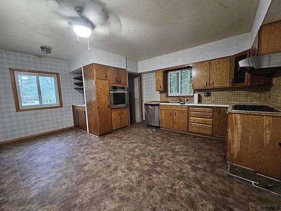 3rd image of 712 W Maple St
