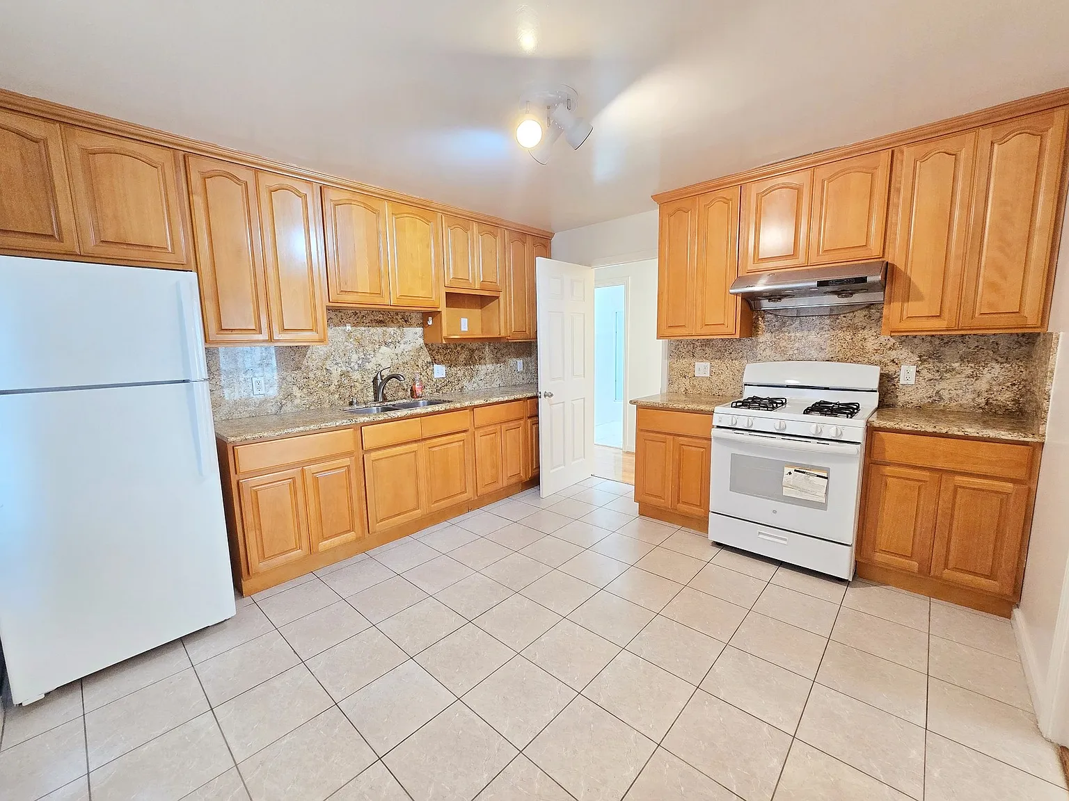 2 bed, 1.5 bath, 1000 sqft, $4,295 — Photo 4