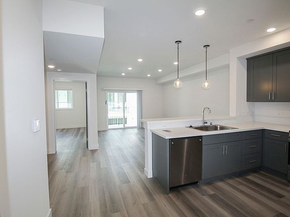 5th image of 13713 Oxnard St #305