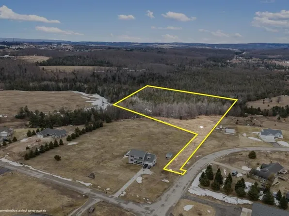 3339 Deere Dr, Petoskey, MI 49770