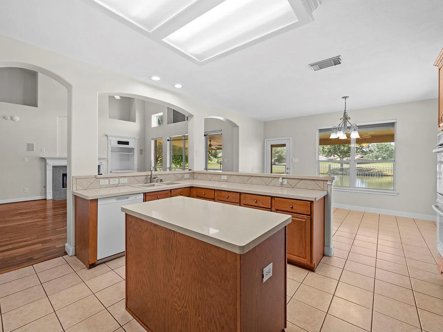 4 bed, 2.5 bath, 3507 sqft, $3,350 — Photo 3