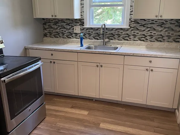 23 Kathryn Ln APT 1, Holliston, MA 01746