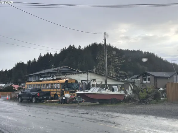 785 Broadway Ave, Winchester Bay, OR 97467