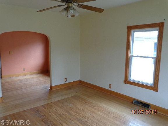3rd image of 36 Bidwell St W