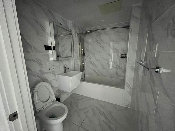 5th image of 874 Willoughby Ave #310