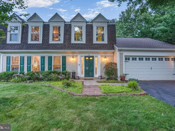 8 Moss Rd, Sterling, VA 20165