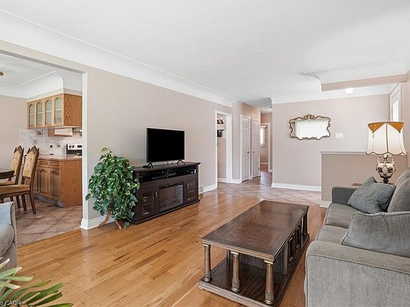 5th image of 18 Pleasant Ave