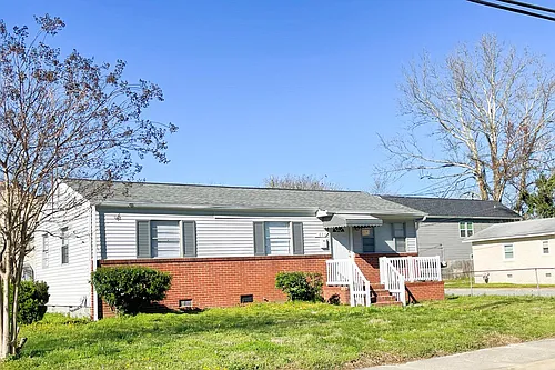 806 W Queen St Photo 1