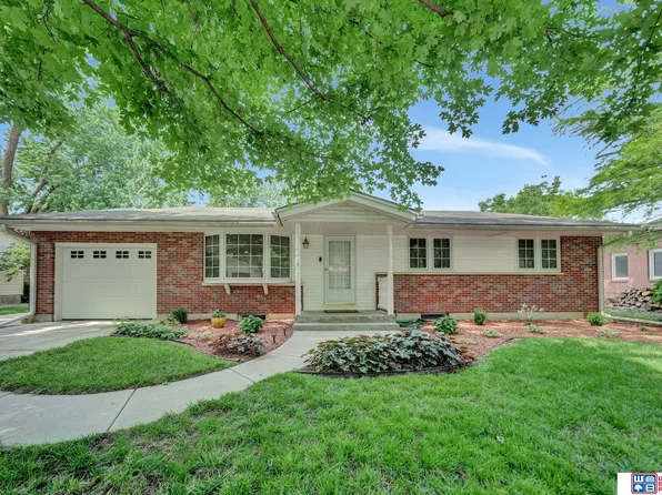 911 Sycamore Dr, Lincoln, NE 68510